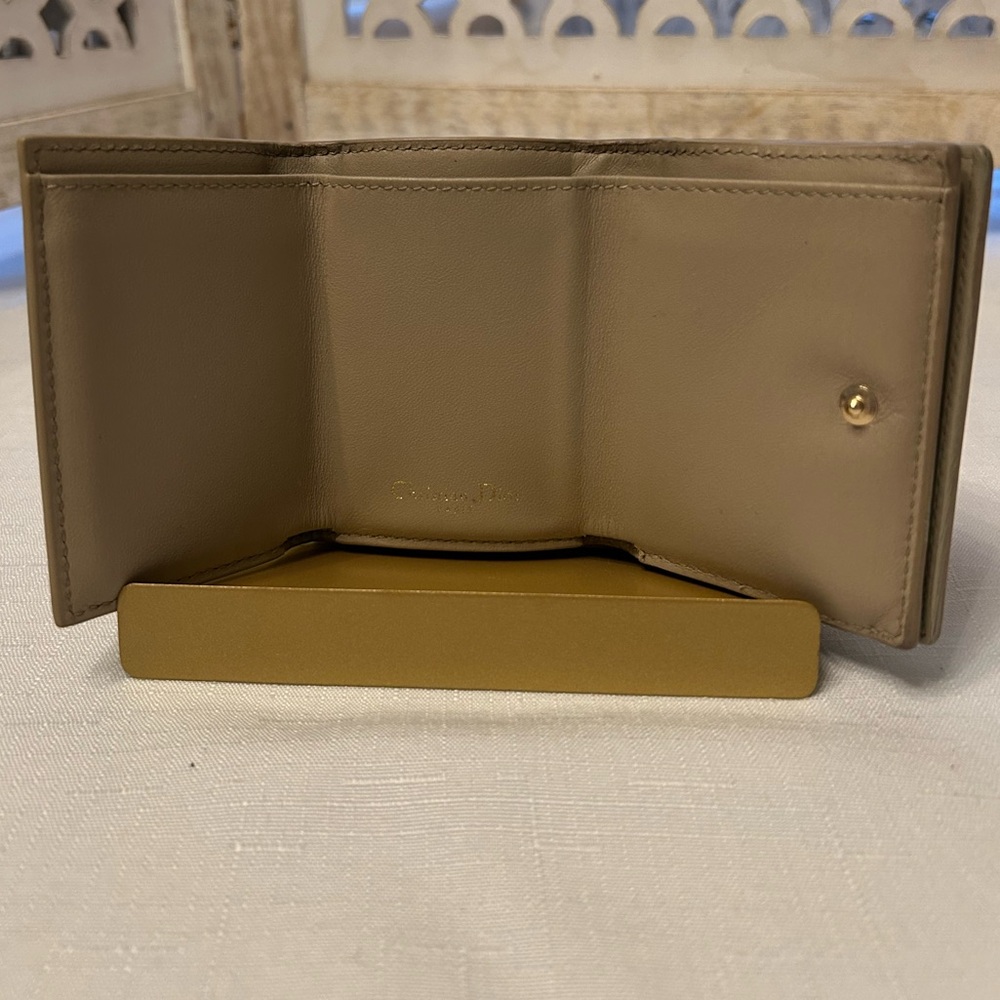 Dior Tan 30 Montaigne Wallet with CD Logo - Picture 10 of 16